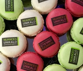 Logo Nuances Unikalo sur des macarons (agence de Vannes).