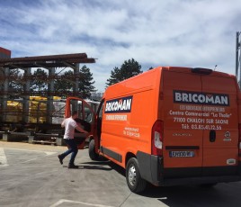 Bricoman, camion de livraison en Haute-Saône.