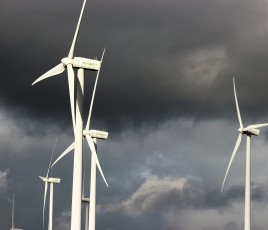 éoliennes ciel gris