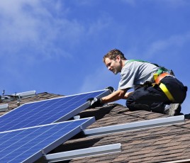 Pose de panneaux photovoltaïques.