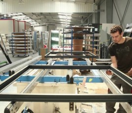 Atelier de fabrication de menuiseries aluminium.