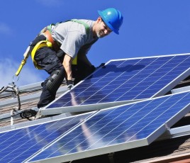 Installation de panneaux photovoltaïques.