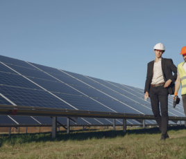 Panneaux photovoltaïques solaires installateur ouvrier champ