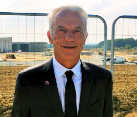 Patrick Martin président Medef portrait devant chantier construction terrassement