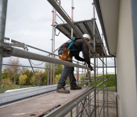 Travaux en hauteur sur un chantier de maison individuelle.