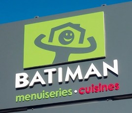 Logo Batiman en façade.