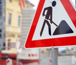 Panneau de signalisation routière pour les chantiers.