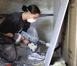 Travaux d'isolation dans une maison individuelle.