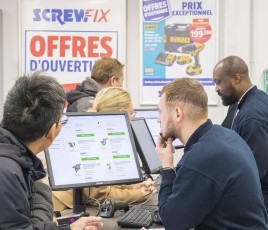 Comptoir d'un point de vente Screwfix France.