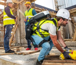 Exosquelette porté surt un chantier.
