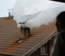 Cheminée fumante toit maison chauffage bois énergie