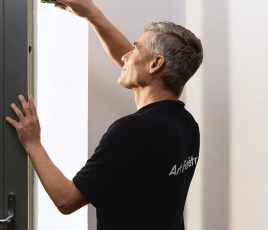 Installation d'une porte d'entrée par un poseur Art & Fenêtres.