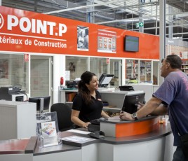 Ambiance d'un comptoir Point.P à la Halle de Pantin (93).