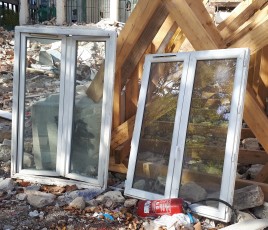 Déchets de chantier à Clichy (92) - Menuiseries usagées.