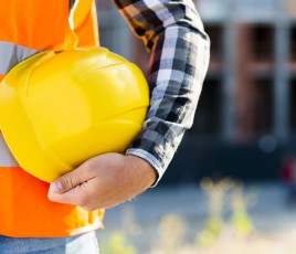 Compagnon du BTP avec son casque de chantier.