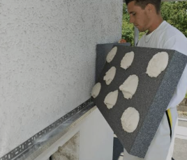 Mise en oeuvre d'une ITE (isolation thermique par l'extérieur).