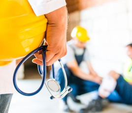 Médecin du travail sur un chantier dans le BTP - Ambiance.