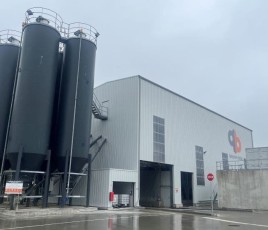 La nouvelle centrale à béton prêt-à-l'emploi (BPE) inauguré en juin 2025 par Quéguiner Béton (filiale du groupe breton Quéguiner).