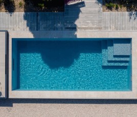 Piscine rectangulaire pour illustrer le marché de la piscine