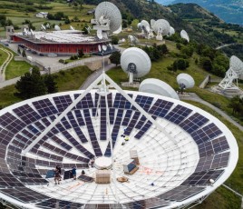 Des antennes paraboliques reconverties en centrales solaires dans les Alpes suisses