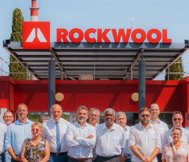 Personnel Rockwool devant l'enseigne