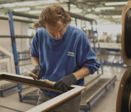 Fabrication de menuiseries sur mesure dans l'usine alsacienne de Tryba.