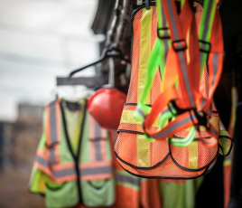 EPI suspendus à proximité d'un chantier du BTP.
