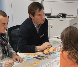 Eiffage, réunion interne organisée autour du concept du "Jeu de la chaise".