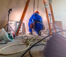 Chantier de rénovation d'une installation électrique.