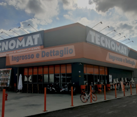 Ici, le magasin-dépôt Tecnomat de Péro, en banlieue Nord de Milan (Italie). Groupe Adeo (Bricoman France).