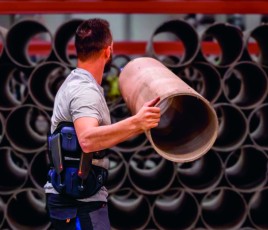 Exosquelette pour la manutention de tubes et canalisation en acier.