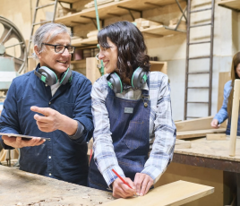 Apprenties chez un menuisier-ébéniste.
