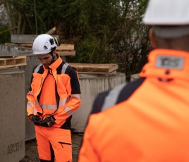 EPI Center  sa gamme KITA certifieé GRS. Ici, la softshell, le T-shirt et le pantalon conçus à base de polyester recyclé.