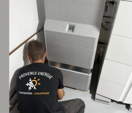 chauffagiste installant l'iQube de Heiwa