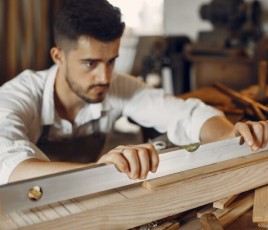 Travail du bois dans un atelier de menuiserie.