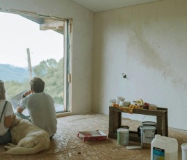 rénovation travaux maison couple avec chien