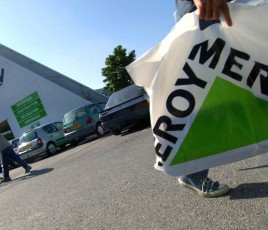 Façade d'un magasin Leroy Merlin (groupe Adeo) avant l'ouverture du matin.