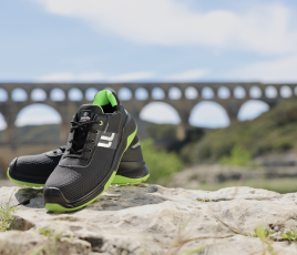 Chaussures de sécurité de Jallatte devant le pont du Gard.