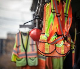 EPI accrochés au vestiaire d'un chantier du BTP.