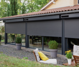 Maison contemporaine équipée de volets roulants électriques de la marque Atlantem (groupe Hérige).