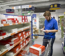 Libre-service dans une agence de Rexel France.