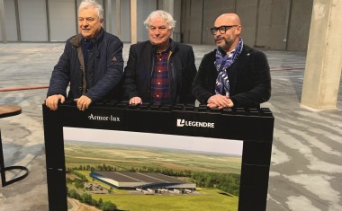 De g. à dr. : Michel Guéguen et Jean-Guy Le Floch (DG et PDG d’Amor-Lux) et Olivier Roualec (DG du groupe Legendre) ont posé la première pierre de la nouvelle plateforme du confectionneur breton.