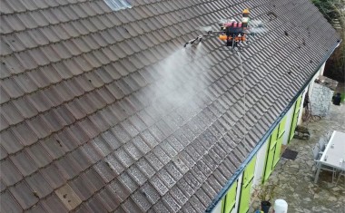 Nettoyage d'une toiture par drone.
