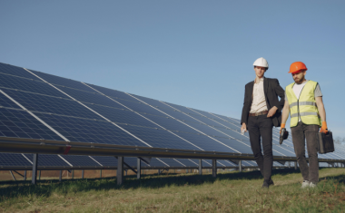 Panneaux photovoltaïques solaires installateur ouvrier champ