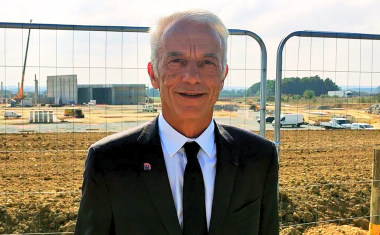 Patrick Martin président Medef portrait devant chantier construction terrassement