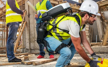 Exosquelette porté surt un chantier.