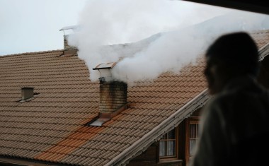 Cheminée fumante toit maison chauffage bois énergie