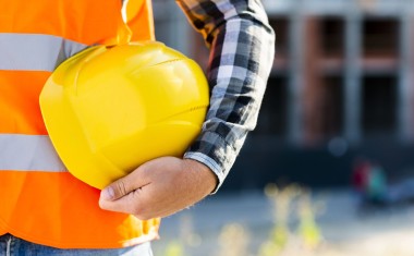 Compagnon du BTP avec son casque de chantier.