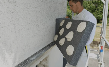 Mise en oeuvre d'une ITE (isolation thermique par l'extérieur).