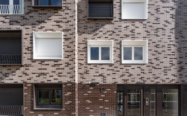 Rairies Montrieux façade carreaux terre cuite